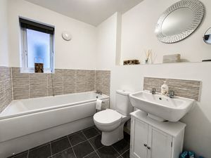 Family Bathroom_65AR- click for photo gallery